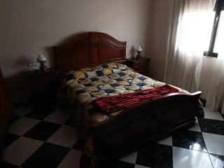 Cama de madera con mesitas de noche