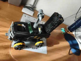 Coche de juguete negro con ruedas amarillas