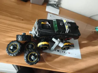 Coche de juguete negro con ruedas amarillas