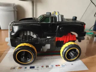 Coche de juguete negro con ruedas amarillas