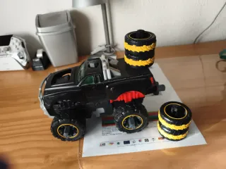 Coche de juguete negro con ruedas amarillas