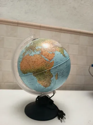 Globo terráqueo iluminado