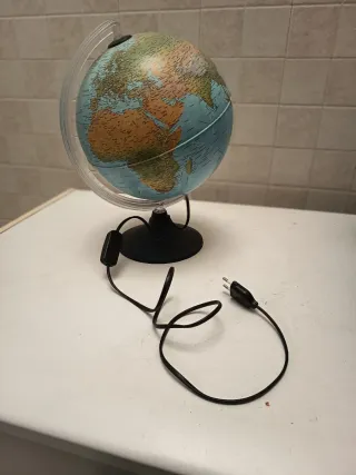 Globo terráqueo iluminado