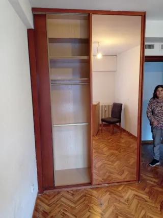 Armario de madera con espejo y estanterías