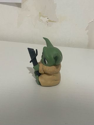 Figura Baby Yoda con arma o sable láser(star wars)