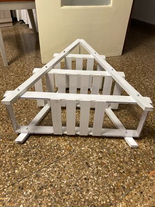Estantería triangular de madera blanca