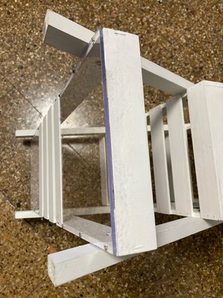 Estantería triangular de madera blanca