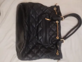 Bolso negro acolchado con cadena