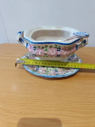 Salsera y cucharón de cerámica antiguo