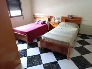 Habitación completa: 2 camas, mesita y lámpara