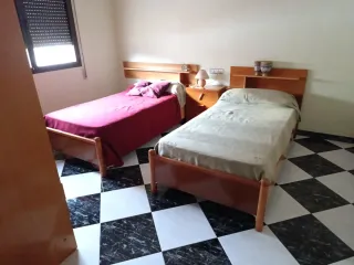 Habitación completa: 2 camas, mesita y lámpara