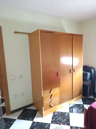 Habitación completa: 2 camas, mesita y lámpara