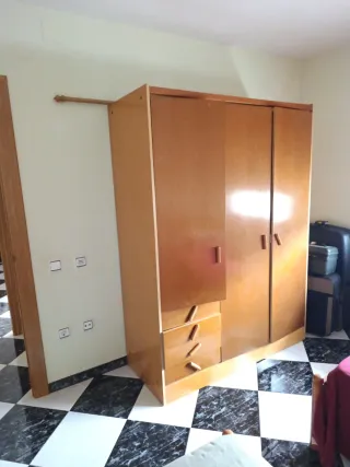 Habitación completa: 2 camas, mesita y lámpara