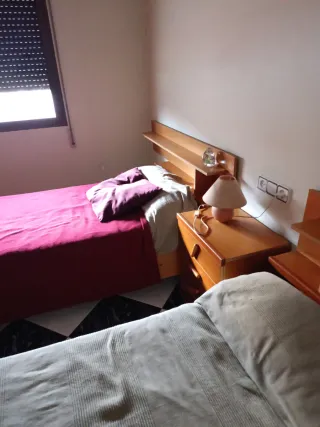 Habitación completa: 2 camas, mesita y lámpara