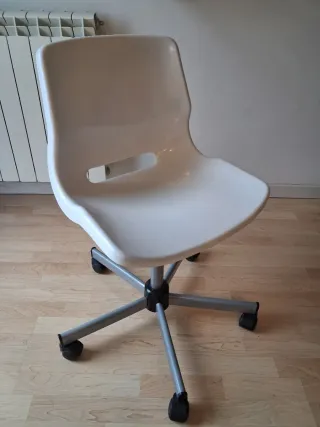 Silla de oficina giratoria blanca