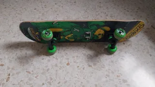 Skate con ruedas verdes