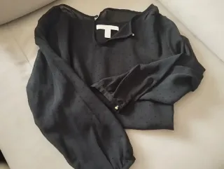 Blusa negra con puntos