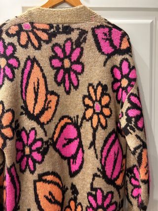 Chaqueta larga de punto con flores