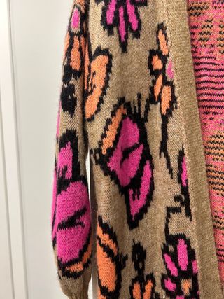 Chaqueta larga de punto con flores