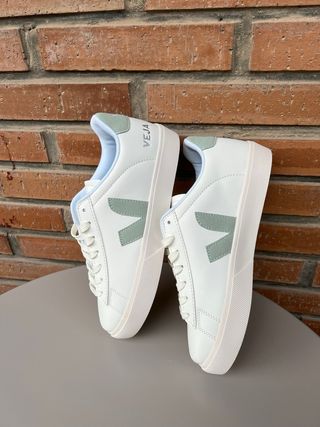 Zapatillas Veja Blancas y Verdes