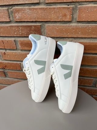 Zapatillas Veja Blancas y Verdes