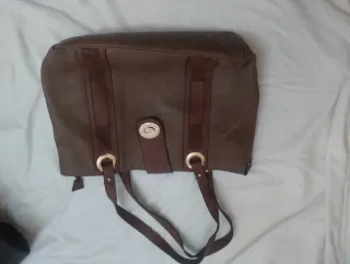 Bolso marrón de piel sintética