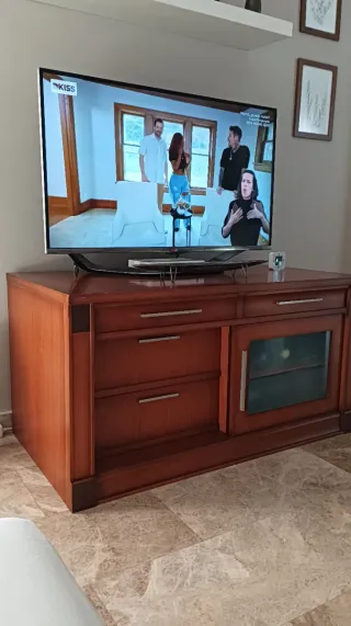 Mesa de TV de madera oscura