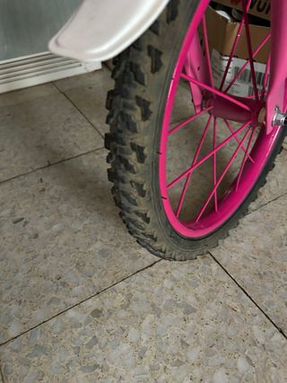 Bicicleta infantil rosa con ruedines