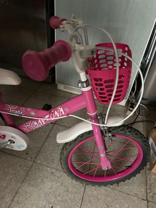 Bicicleta infantil rosa con ruedines