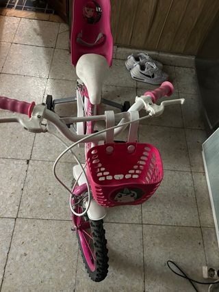 Bicicleta infantil rosa con ruedines