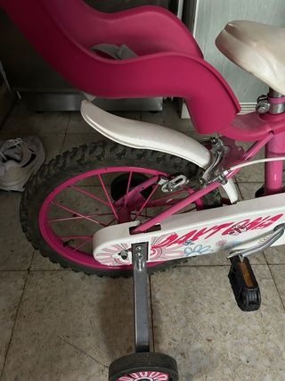 Bicicleta infantil rosa con ruedines