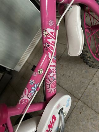 Bicicleta infantil rosa con ruedines