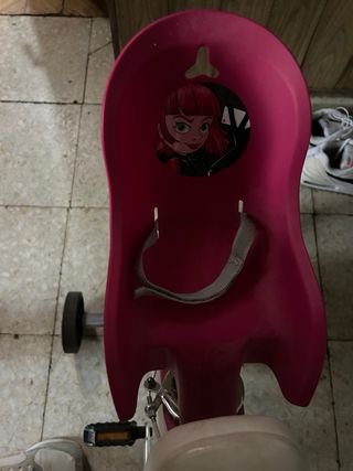 Bicicleta infantil rosa con ruedines