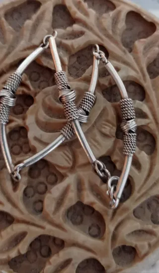 Pulsera étnica articulada, en plata.