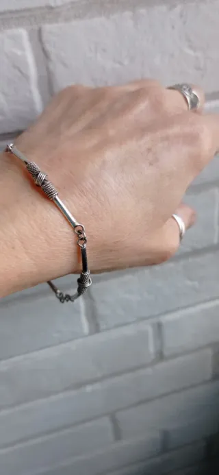 Pulsera étnica articulada, en plata.