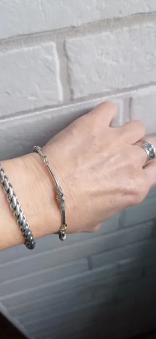 Pulsera étnica articulada, en plata.