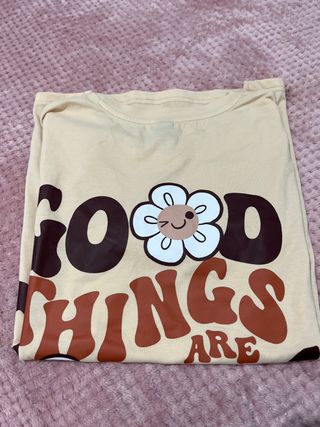 Camiseta Good Things Are Beige y Marrón
