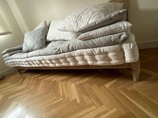 Sofá Maisons du Monde gris y blanco