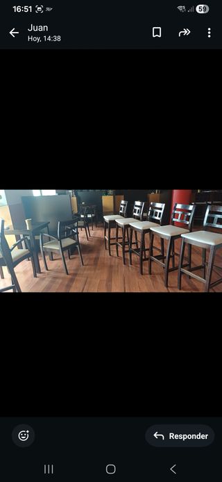 10 taburetes y 6 sillas de madera