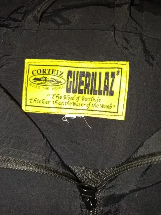 Cortavientos negro y blanco con capucha