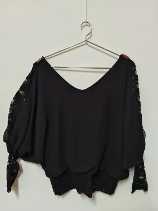 Blusa negra con encaje y detalles dorados