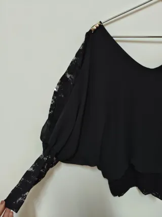 Blusa negra con encaje y detalles dorados