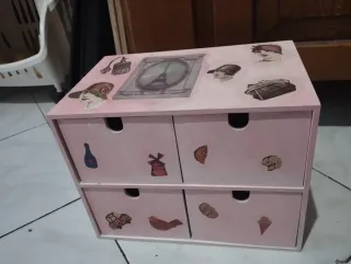 Cassettiera rosa con decorazioni