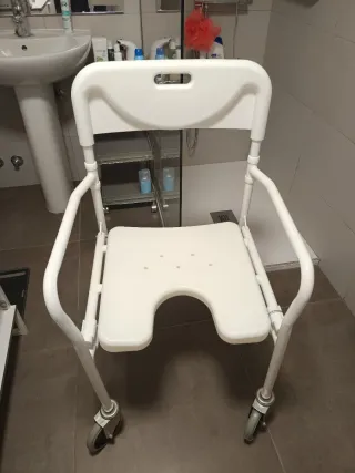 Silla de ducha con ruedas