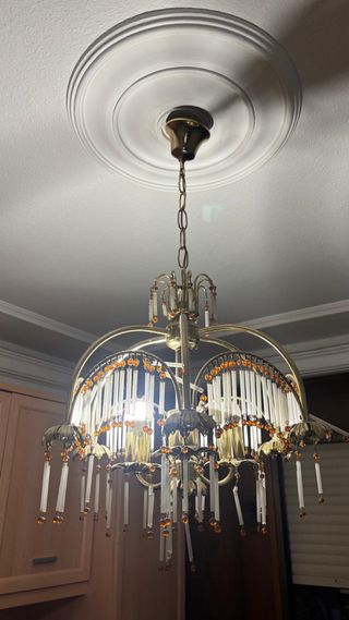 Lámpara colgante dorada con adornos