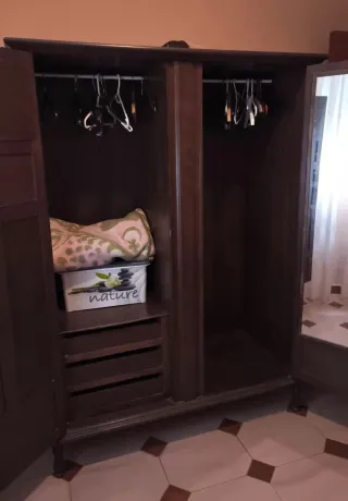 Armario de madera marrón