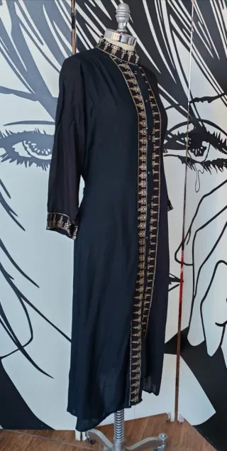 Abito orientale nero con ricami oro