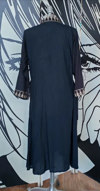 Abito orientale nero con ricami oro