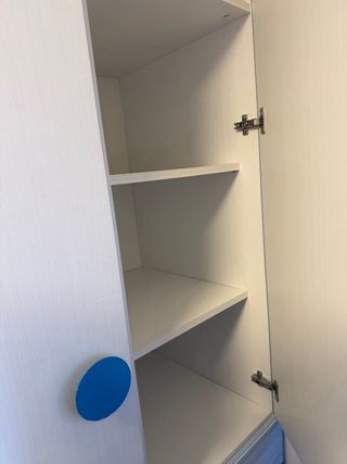 Armario infantil blanco y azul. Marca Ros