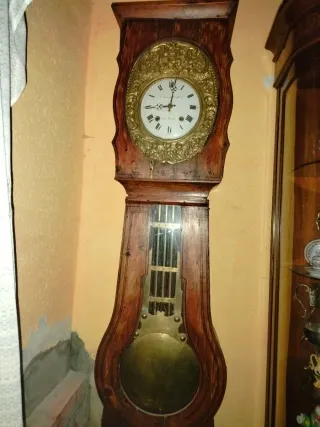 Reloj antiguo con caja de madera. En funcionamient